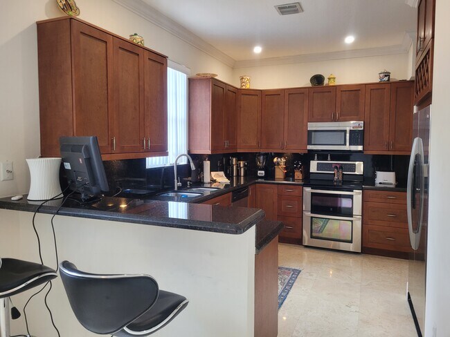 Building Photo - 705 SW 16th Ct