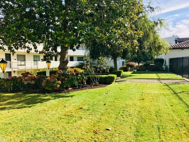 Foto del edificio - 2bd/1bath Condo at OceanForest Complex in Monterey