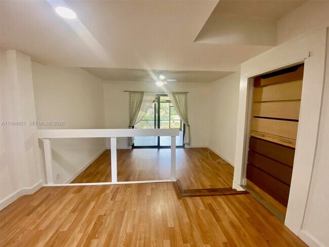 Foto del edificio - 8975 Palm Tree Ln