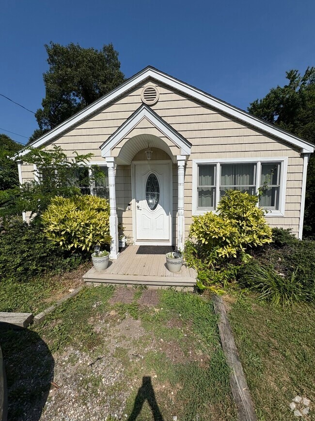 Building Photo - 10 Bayview Ct