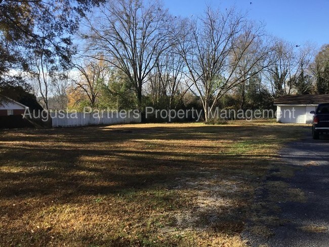 Building Photo - 588 Mims St