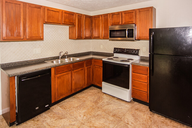 Foto del edificio - 3 Bedroom in Lawrence with Great Backyard!