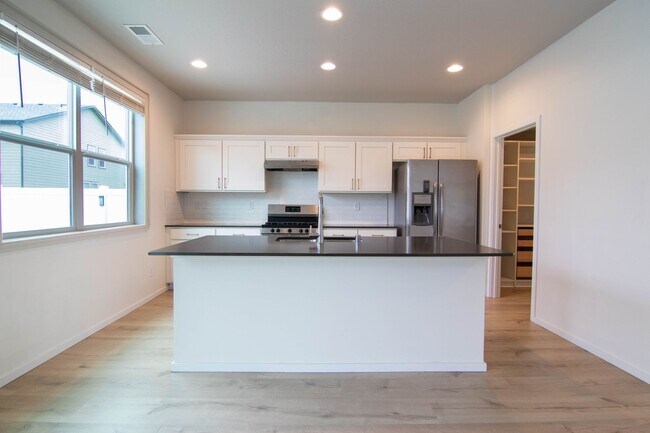 Foto del edificio - ***Coming Soon June 1st, 2026***Modern 4 bed 2.5 bath near the Fairways Golf Course, Amazon and F...