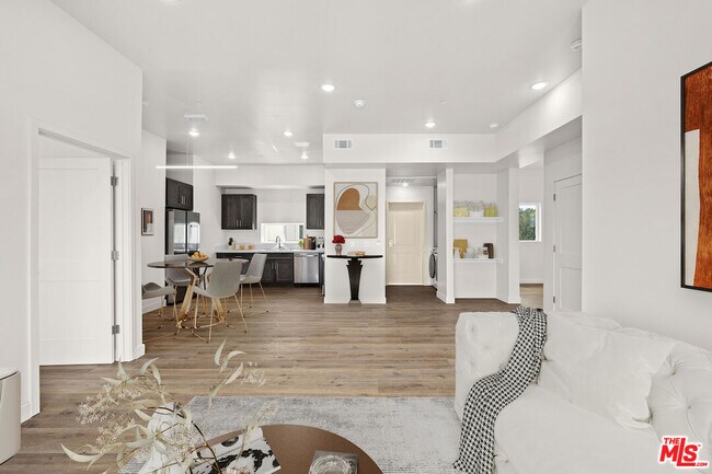 Foto del edificio - 7411 Artesia Blvd