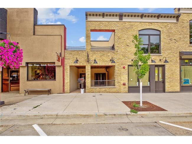 Building Photo - 512 Division St S