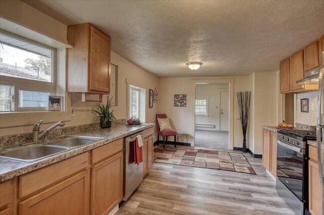 Foto del edificio - 2403 E Rowan Ave