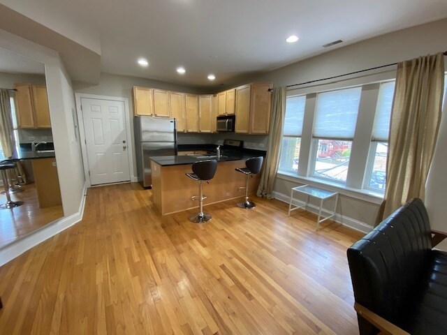 Foto del edificio - 6815 N Lakewood Ave