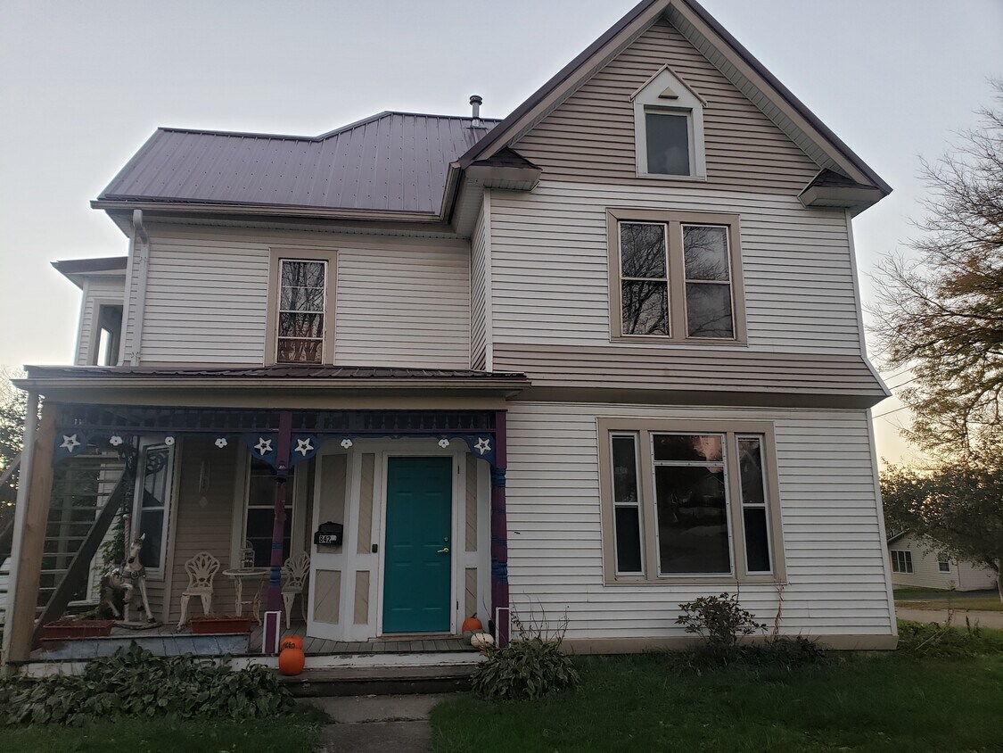 842 Keep St Unit Upstairs, Darlington, WI 53530 Apartments in Darlington, WI
