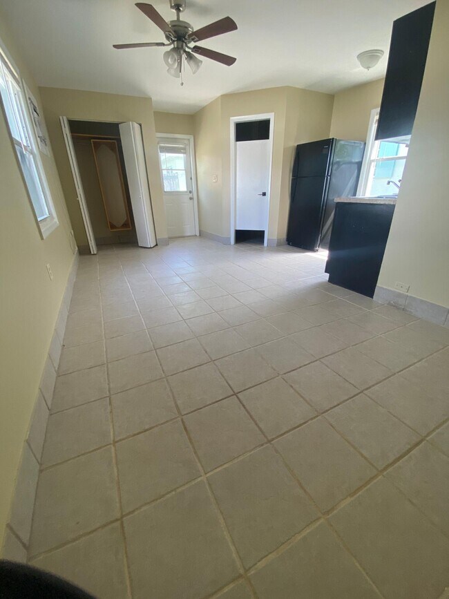 Foto del edificio - 325 Decarie St