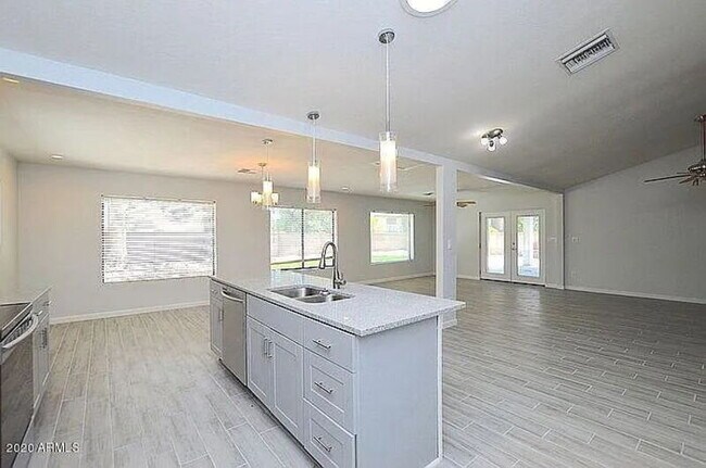 Foto del edificio - 6431 E Sandra Terrace