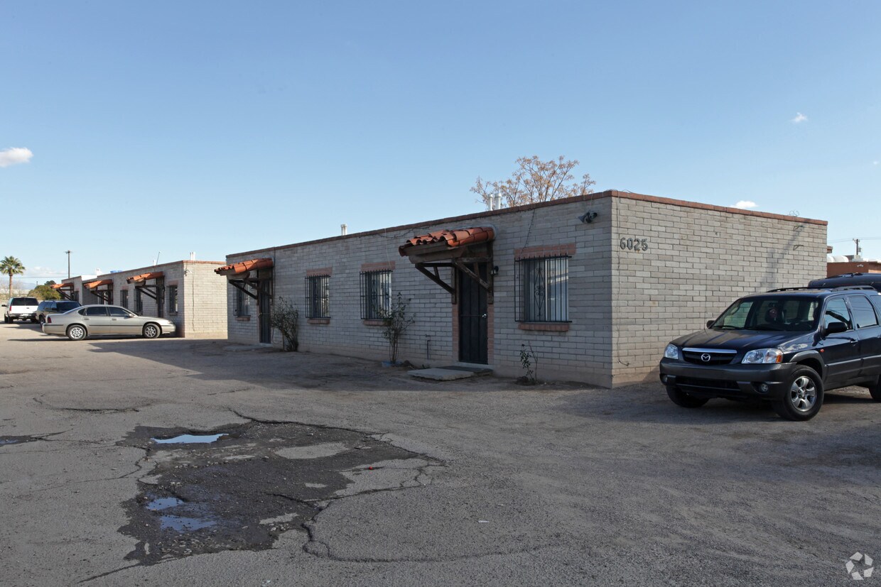 Primary Photo - 5-Plex