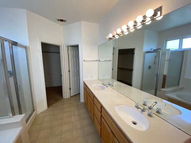 Foto del edificio - 566 Versailles Ln