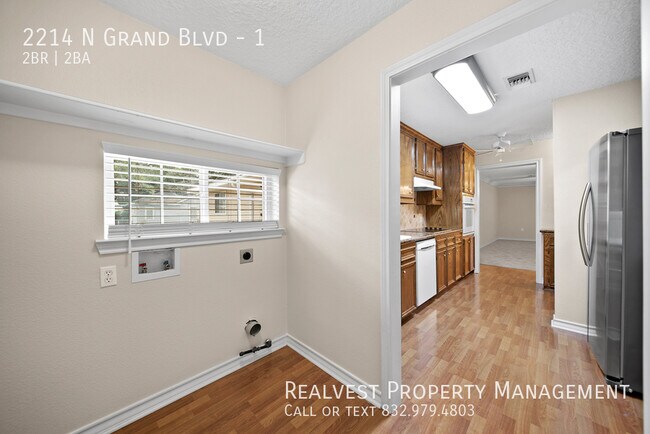Foto del edificio - 2214 N Grand Blvd