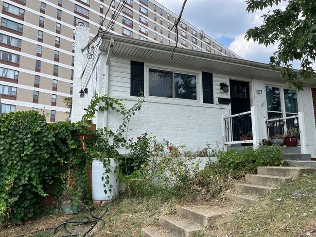 Building Photo - 127 S Jordan St
