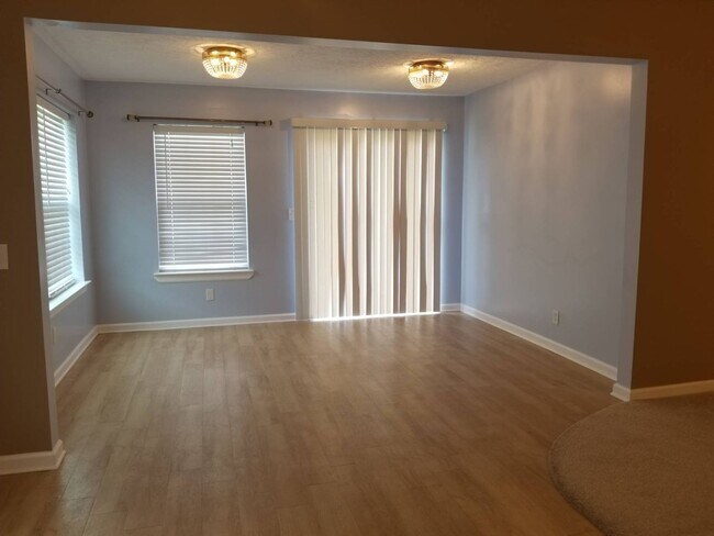 Building Photo - 2504 Sarasota Ln