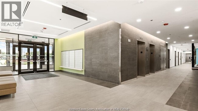 Building Photo - 3100 Meadowbrook Ln