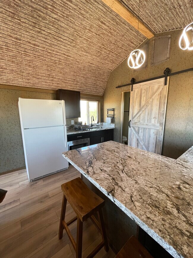 Cocina con nevera de tamaño normal. - 8405 N Via Socorro