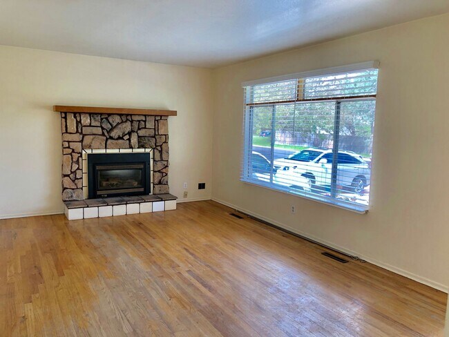 Foto del edificio - 3 Bed, 2 Bath Home with 2 Bonus Basement Rooms – Prime Location Near CSU | Available June 10th!