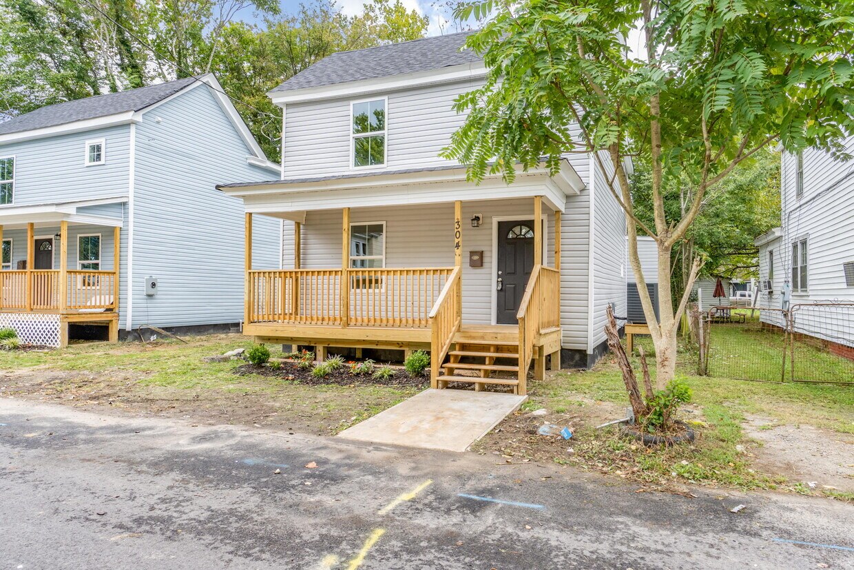 Primary Photo - 304 Eugenia St