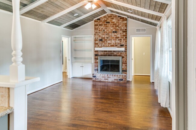 Foto del edificio - One-Story Home for Rent in Walnut Bend, Ho...