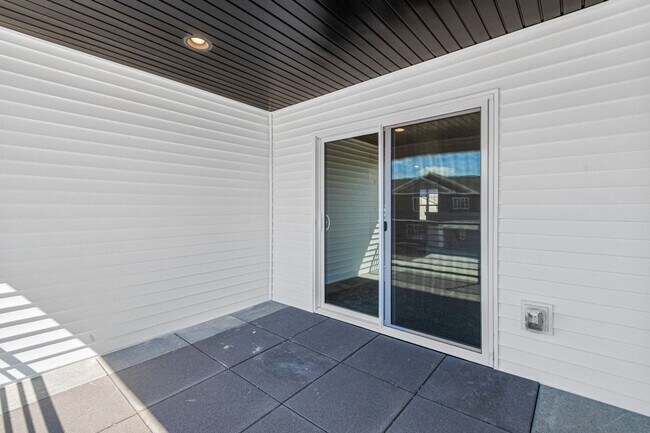 Foto del edificio - New 3 Bed Townhome with Covered Deck and Oversized Garage!