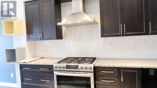 Building Photo - 756 Putney Cres