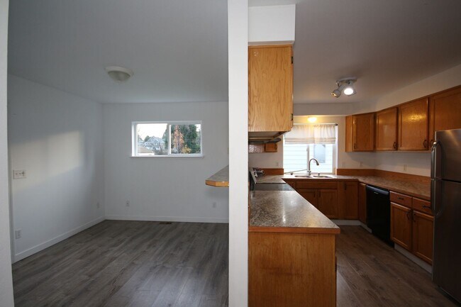 Foto del edificio - Updated Tacoma Home with Spacious Layout & Fully Fenced Yard