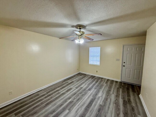 Building Photo - Two bed, 1.5 bath townhome in Graham