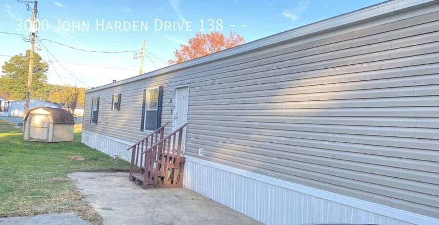 Foto principal - 3000 John Harden Dr