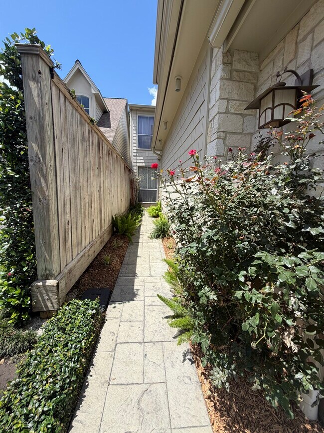 Foto del edificio - 1315 Whispering Pines Dr