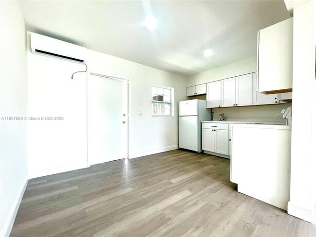 Foto del edificio - 1004 SW 24th Ave