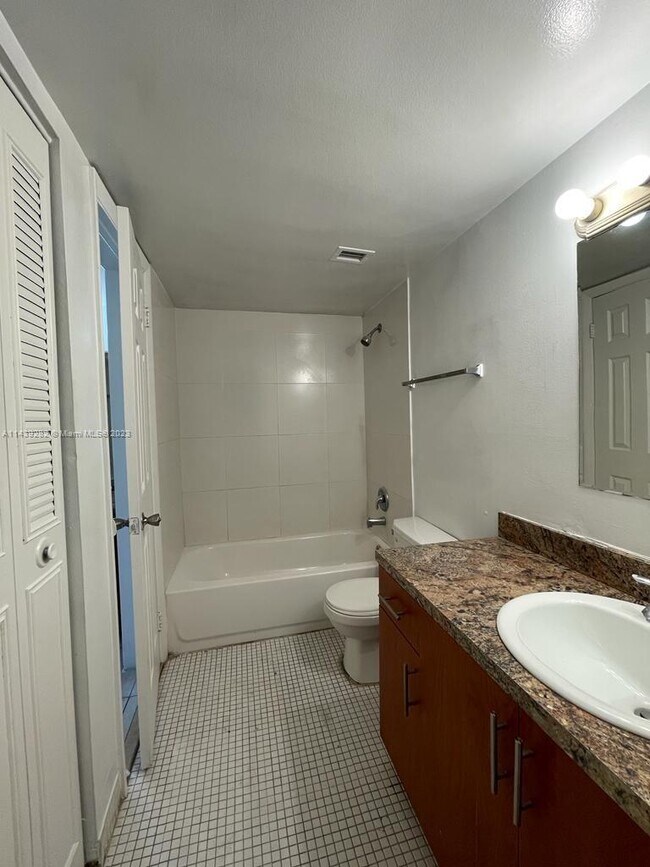 Foto del edificio - 494 NW 165th St