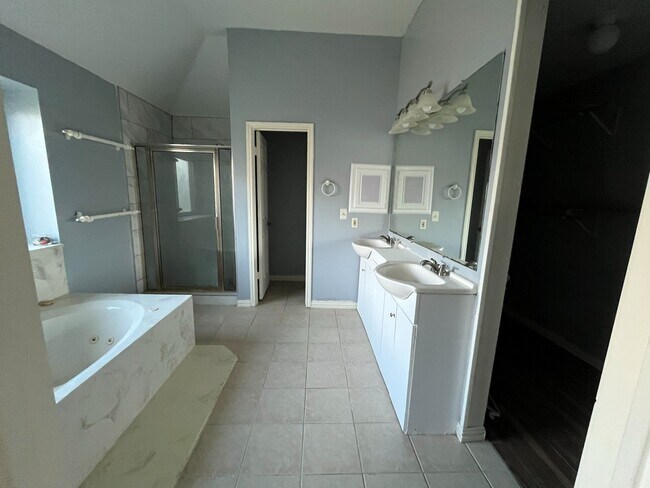 Foto del edificio - 2318 Pheasant Creek Dr