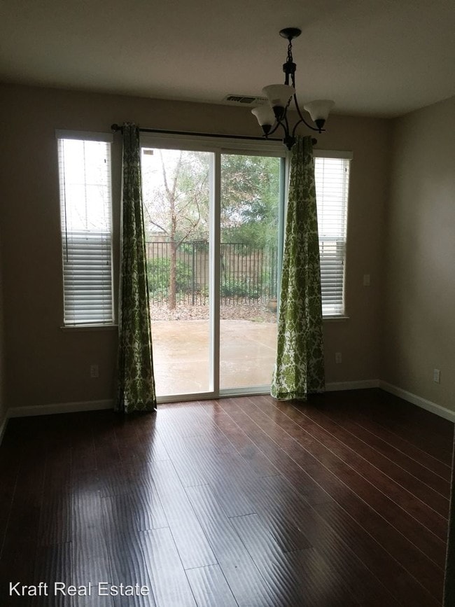 Building Photo - 10 Villa Gardens Ct
