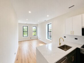 Building Photo - 1416 N Maplewood Ave