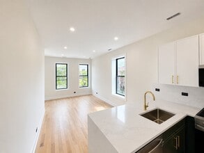 Building Photo - 1416 N Maplewood Ave