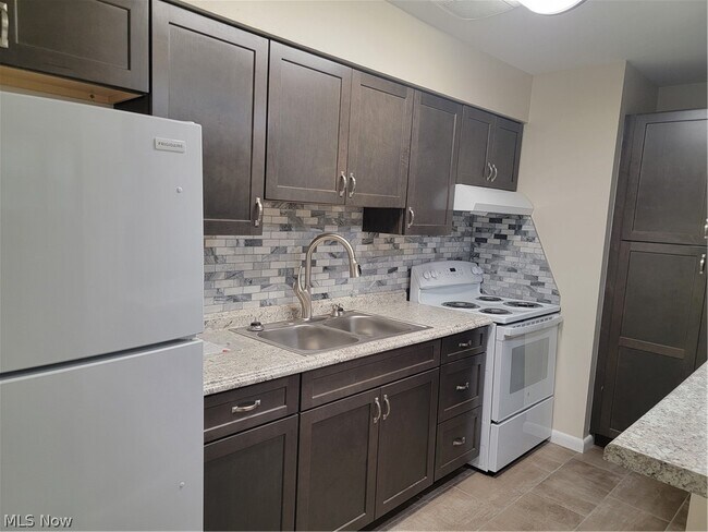 Foto del edificio - 600-710 Lakeside Dr