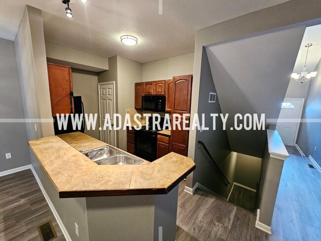 Building Photo - Very Spacious Townhome in West Olathe-Available in APRIL!!