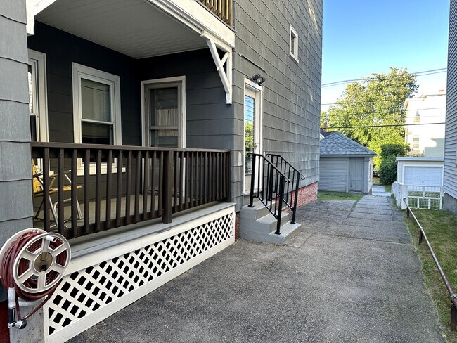 Building Photo - 569 Rimmon St