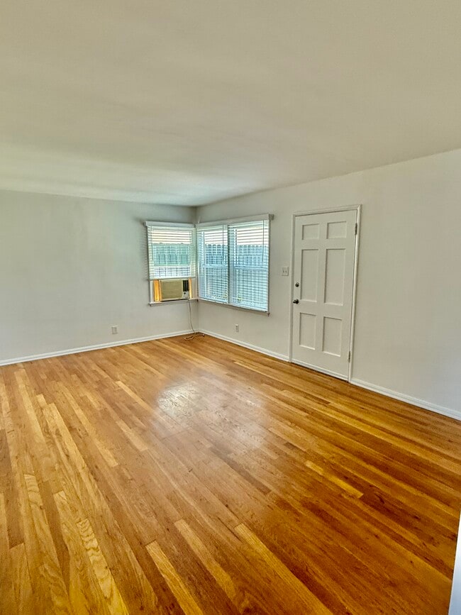 Unit 11154-1/2 - 11152-11154 Morrison St