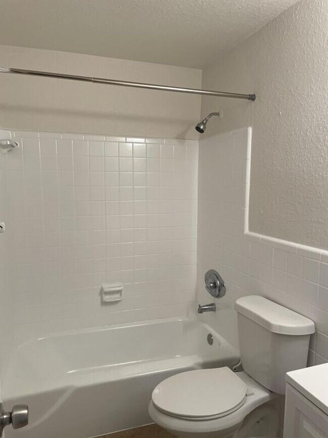 Foto del edificio - LARGE NEWLY RENOVATED 2 BEDROOM APARTMENTS
