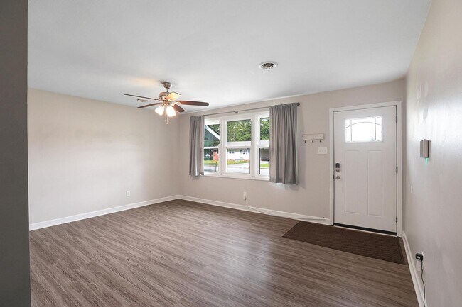 Building Photo - Home Close to Amenities