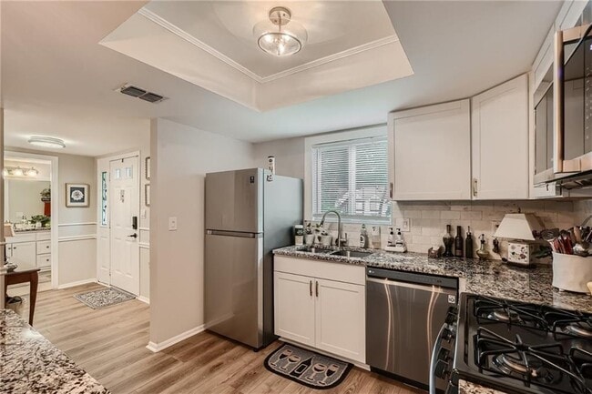 Building Photo - 15 Little Silver Ct