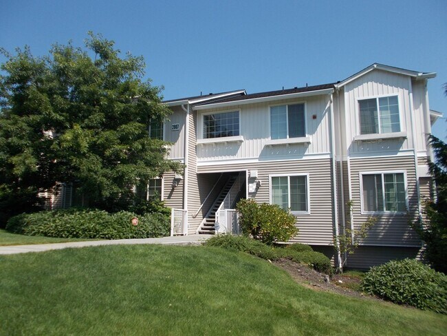Building Photo - Lovely 2 bedroom Condo in Gorgeous Gated C...