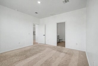 Building Photo - 511 Louis Ln