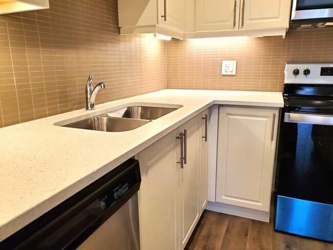 Building Photo - 590 N Service Rd