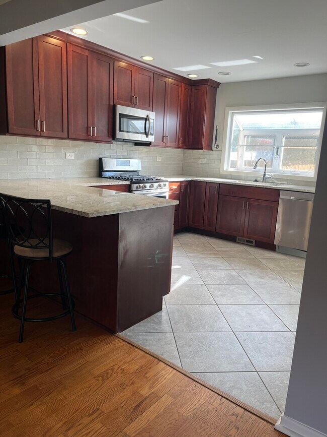 Building Photo - 587 Front St