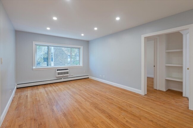 Building Photo - 1441 W Farwell Ave