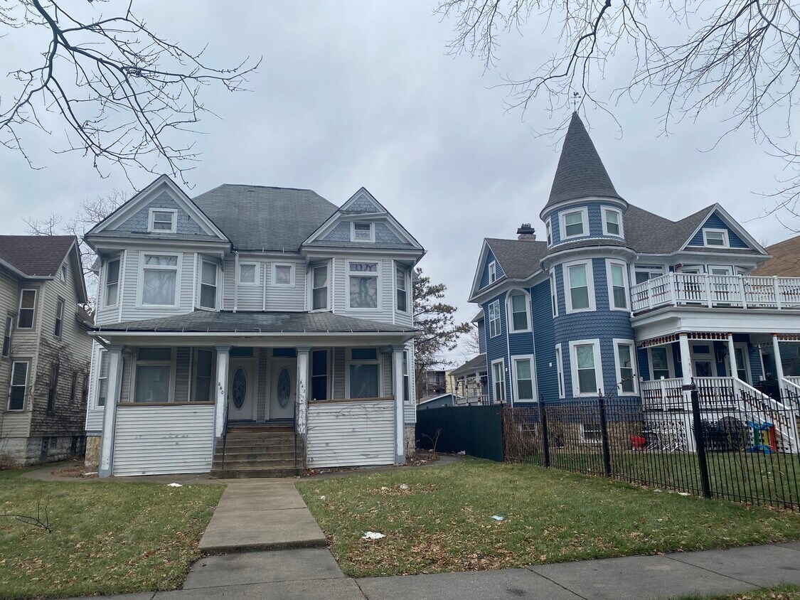 Primary Photo - 642 N Pine Ave