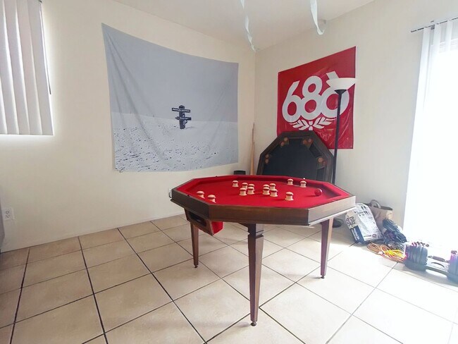 Foto del edificio - 5 bed 3 bath w/ large rooms and backyard